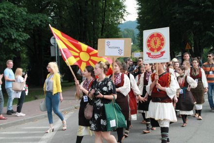 Barwny korowód z okazji TKB przeszedł przez Wisłę